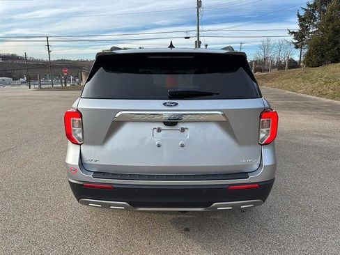 Certified 2022 Ford Explorer XLT w/ Equipment Group 202A image 3
