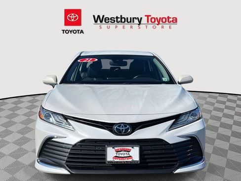 Used 2021 Toyota Camry XLE image 3