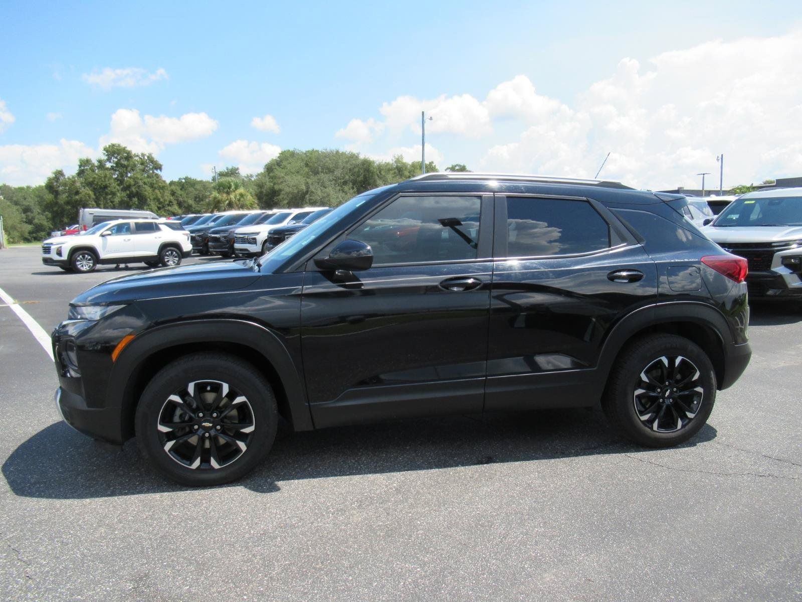 Used 2022 Chevrolet TrailBlazer LT FWD image 2