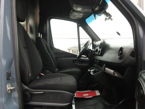 Used 2019 Mercedes-Benz Sprinter 144 image 9