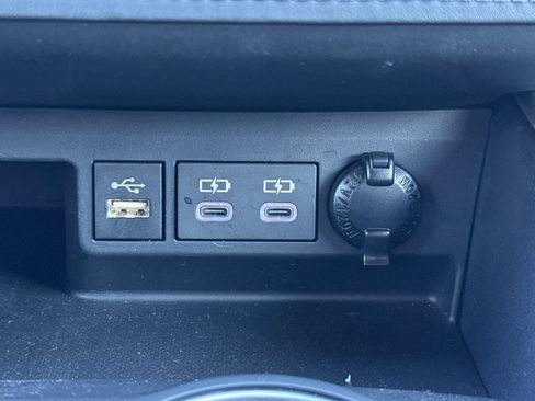 Used 2025 Toyota Highlander LE image 31