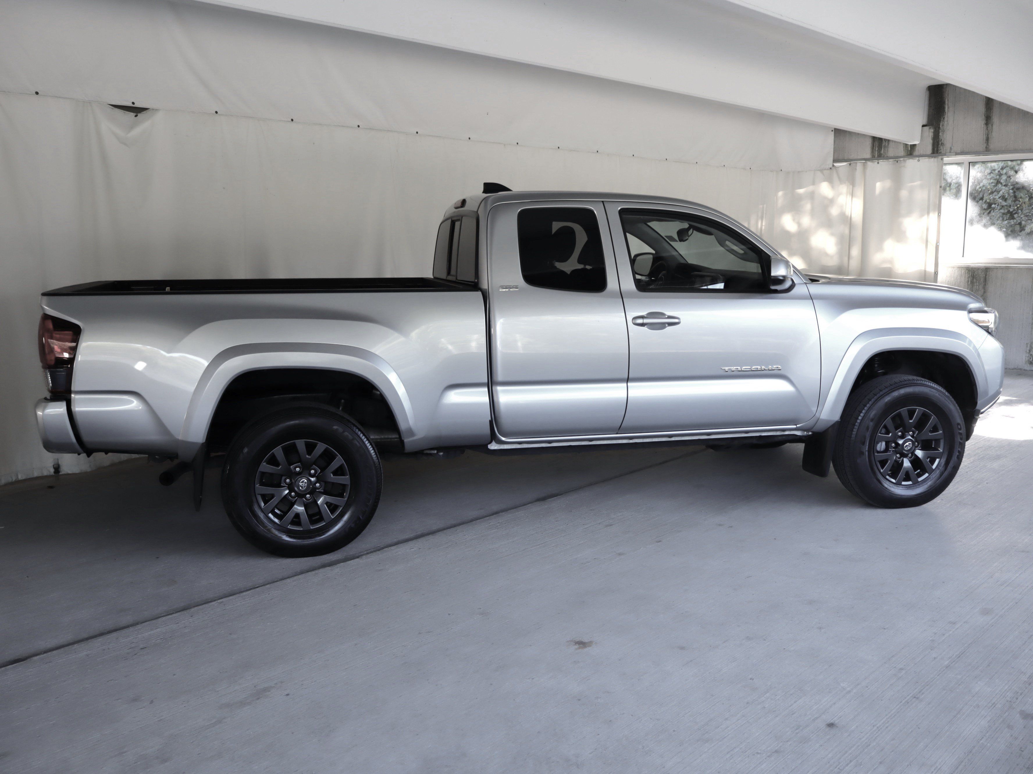 Used 2022 Toyota Tacoma SR5 AWD/4WD image 4