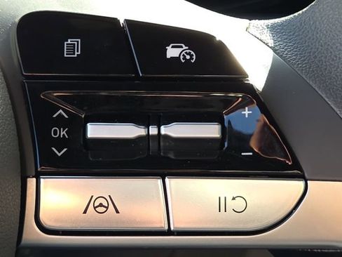 Certified 2024 Hyundai Elantra SEL image 25