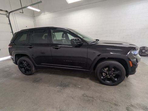 Used 2023 Jeep Grand Cherokee Altitude AWD/4WD image 3