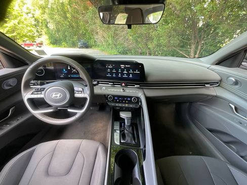 Used 2025 Hyundai Elantra SEL FWD image 19