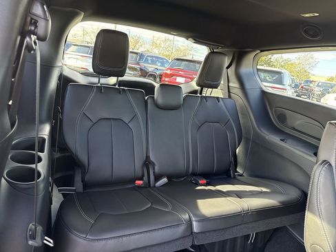 New 2026 Chrysler Pacifica Select image 25