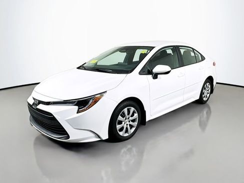 Used 2023 Toyota Corolla LE image 2
