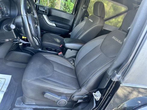 Used 2017 Jeep Wrangler Sahara w/ Connectivity Group AWD/4WD image 11