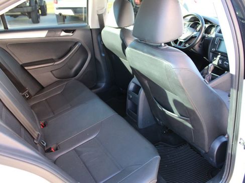 Used 2017 Volkswagen Jetta SE image 10