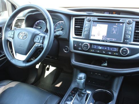 Used 2019 Toyota Highlander XLE FWD image 12