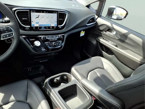 New 2026 Chrysler Pacifica Select AWD/4WD image 12
