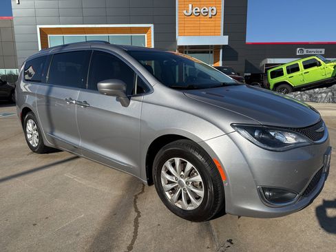 Used 2018 Chrysler Pacifica Touring-L w/ Advanced Safetytec Group image 1