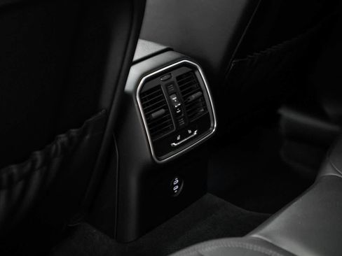 Certified 2023 Porsche Macan AWD/4WD image 30