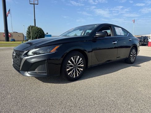 Used 2025 Nissan Altima 2.5 SV FWD image 2