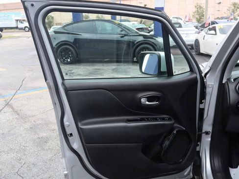 Used 2020 Jeep Renegade Altitude w/ UConnect 8.4 Nav Group FWD image 11