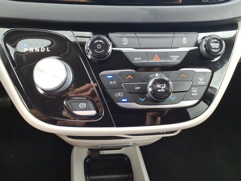 Used 2022 Chrysler Voyager LX FWD image 23