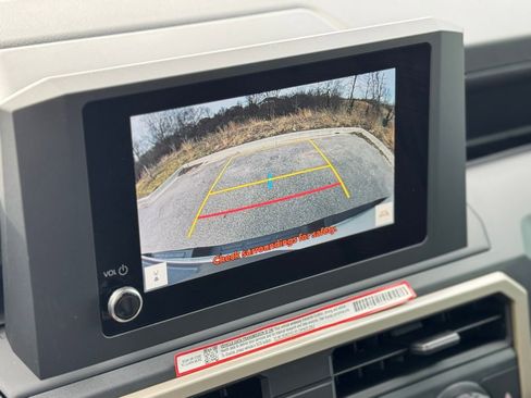 Used 2025 Toyota Tacoma SR image 11