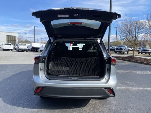 Used 2024 Toyota Highlander LE image 11