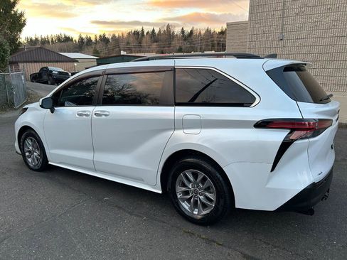 Used 2022 Toyota Sienna XLE image 7