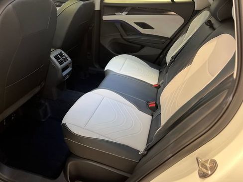 Certified 2025 Volkswagen Tiguan SE w/ Panoramic Sunroof Package FWD image 17