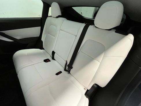 Used 2022 Tesla Model Y Long Range image 13