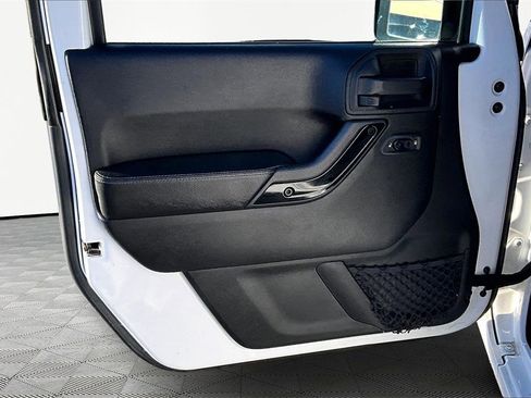 Used 2016 Jeep Wrangler Unlimited Sahara image 23