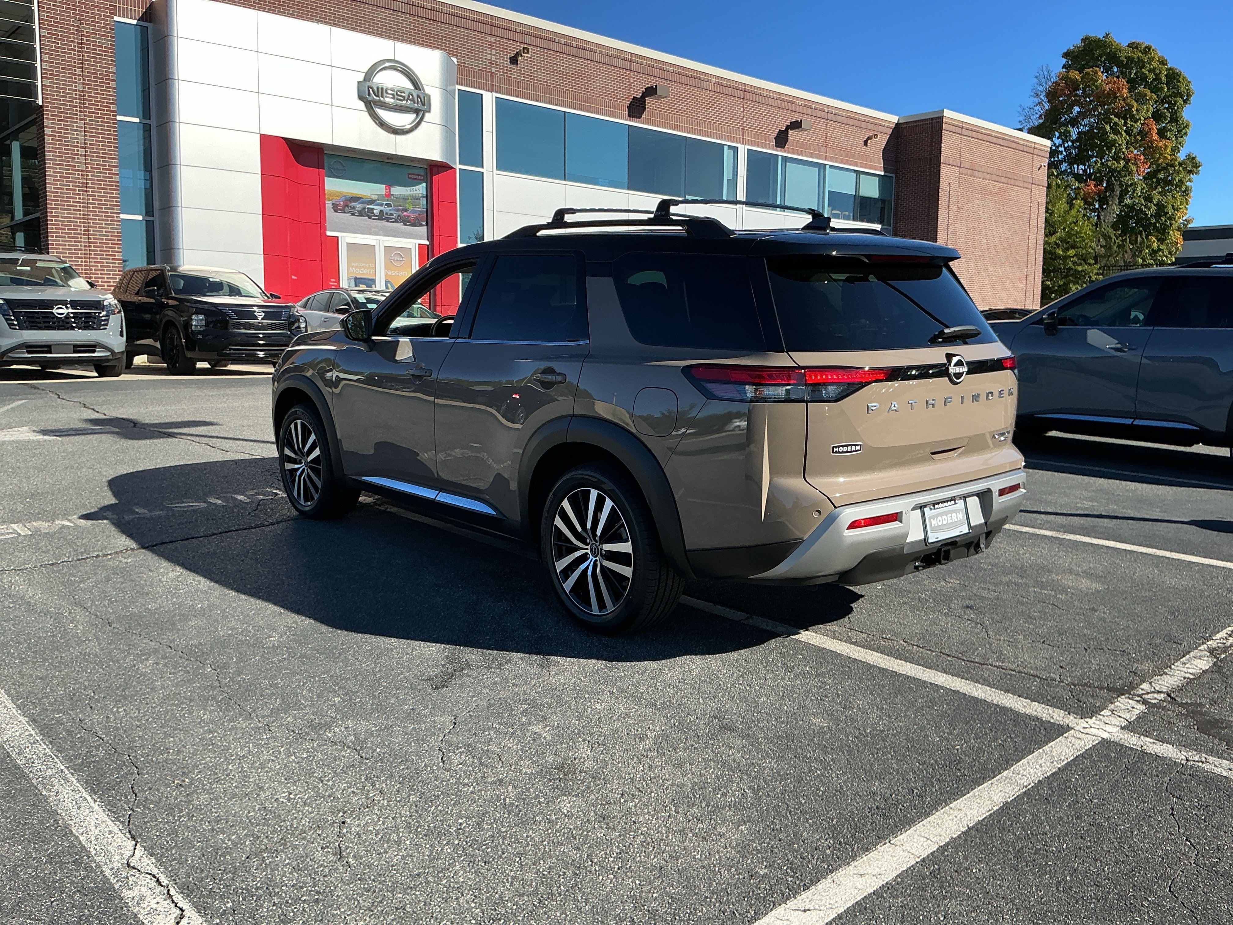 Certified 2023 Nissan Pathfinder Platinum AWD/4WD image 2