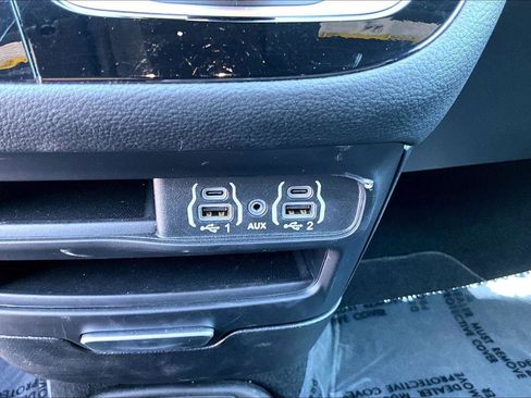 Used 2025 Chrysler Pacifica Select FWD image 34