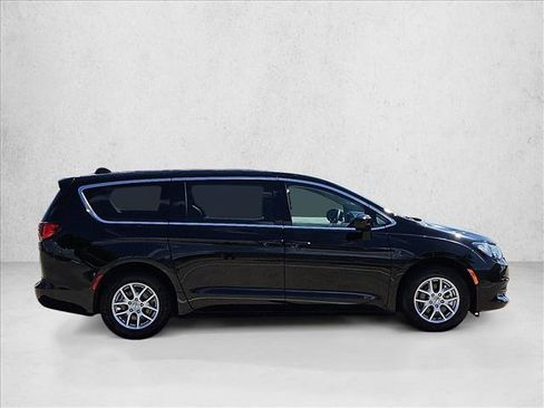 Used 2024 Chrysler Voyager LX FWD image 4