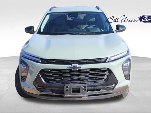 Used 2024 Chevrolet Trax ACTIV w/ Driver Confidence Package image 2