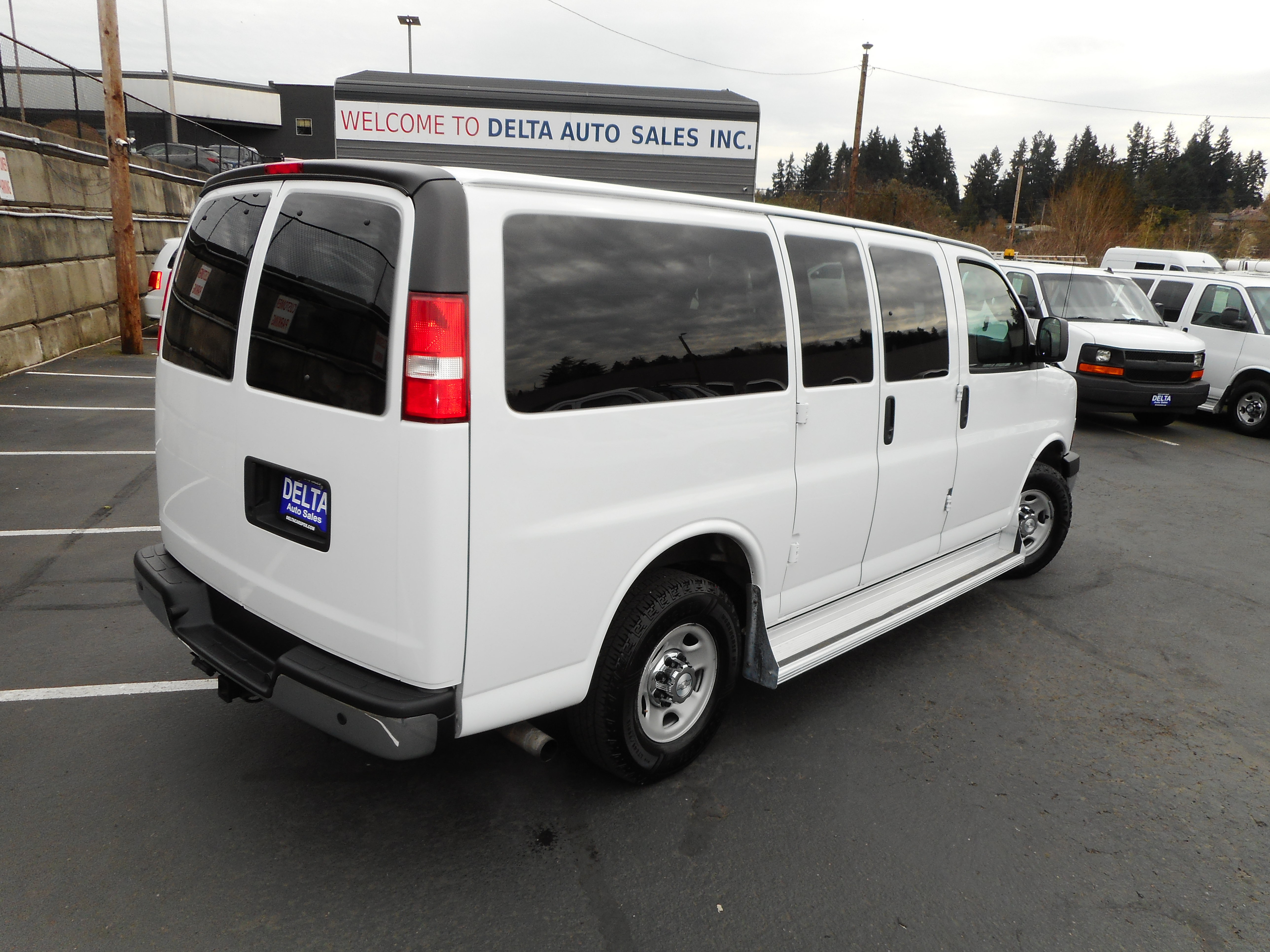 Used 2017 Chevrolet Express 3500 LT w/ LT Preferred Equipment Group RWD image 11