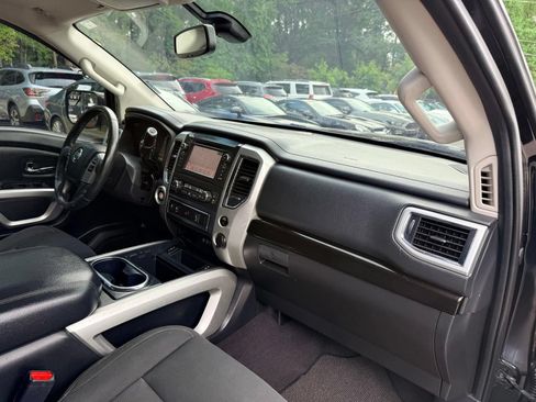 Used 2019 Nissan Titan SV w/ SV Convenience Package RWD image 23