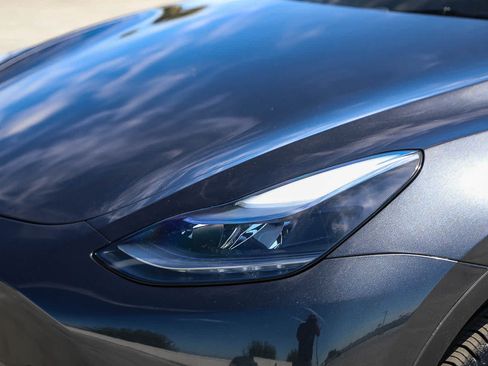 Used 2025 Tesla Model Y Long Range RWD image 8