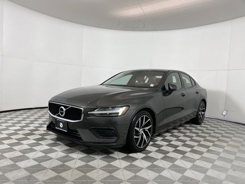 Used 2019 Volvo S60 T6 Momentum w/ Multimedia Package image 3
