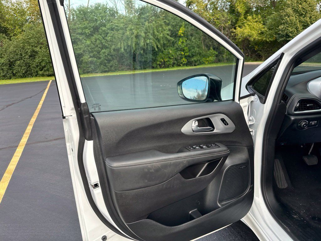 Used 2025 Chrysler Pacifica Limited w/ Uconnect Theater Family Group FWD image 13