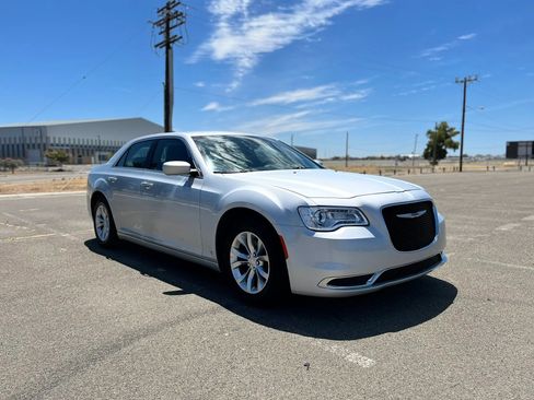 Used 2019 Chrysler 300 Touring RWD image 3
