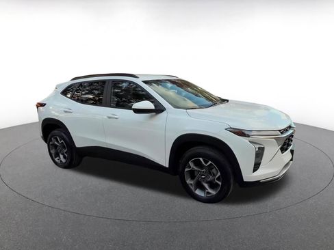 Used 2025 Chevrolet Trax LT image 2