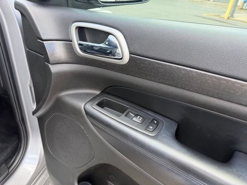 Used 2018 Jeep Grand Cherokee Altitude RWD image 31