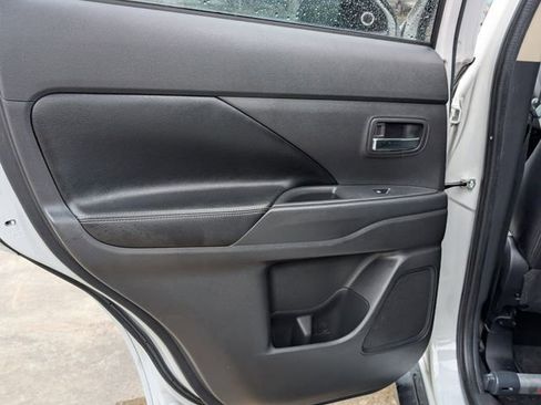 Used 2016 Mitsubishi Outlander GT image 24