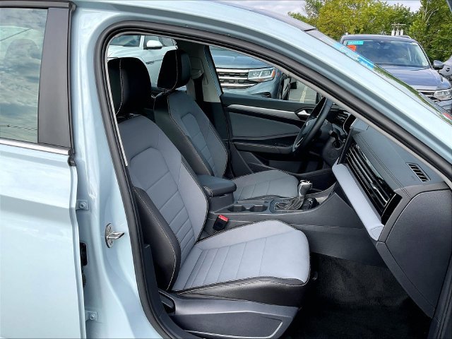 Certified 2025 Volkswagen Jetta SE w/ Sunroof Package FWD image 17