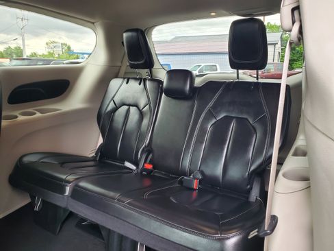 Used 2023 Chrysler Pacifica Touring-L FWD image 26