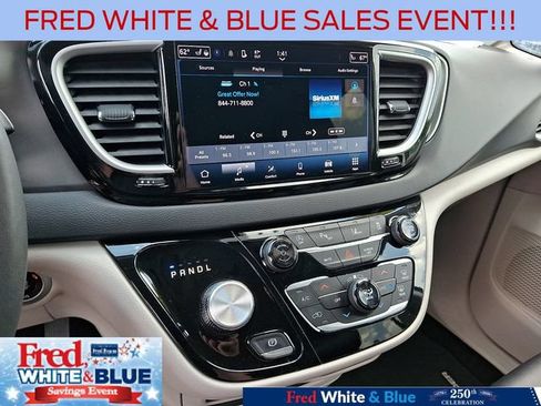 Used 2024 Chrysler Pacifica Touring-L FWD image 23