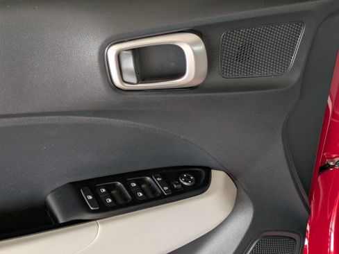 Used 2025 Hyundai Venue SEL FWD image 13