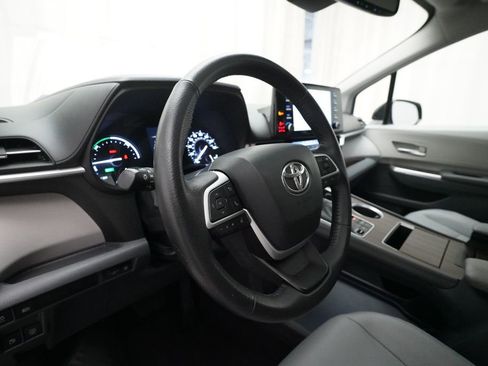 Used 2023 Toyota Sienna XLE image 8