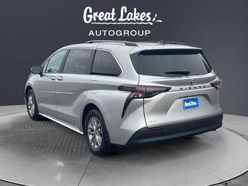 Used 2025 Toyota Sienna LE w/ LE Plus Package FWD image 3