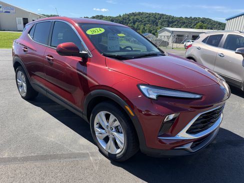 Used 2024 Buick Encore GX Preferred w/ Comfort Package FWD image 2