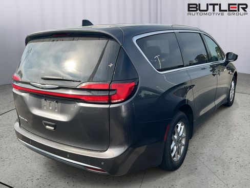 Used 2023 Chrysler Pacifica Touring-L image 8