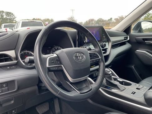 Used 2023 Toyota Highlander L image 24