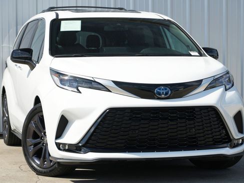 Used 2024 Toyota Sienna XSE image 4