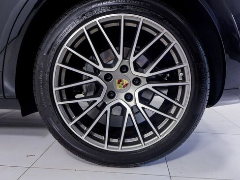 Certified 2023 Porsche Cayenne S AWD/4WD image 31